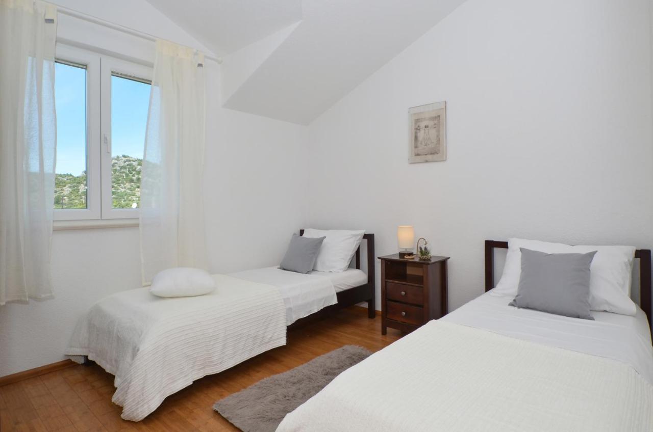 Vrania Apartment *